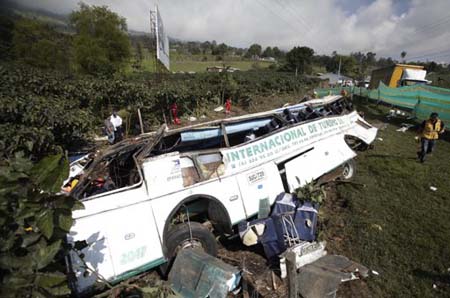 El autobús accidentado yace de costado en San Raimundo, cerca de Bogotá,