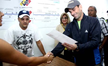 FOTO ABRE : Capriles recibe