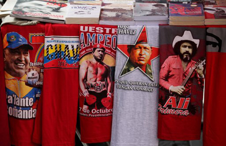 Camisetas con imágenes manipuladas del presidente Hugo Chávez, junto con una con la imagen del cantante popular Alí Primera, en un mercado en Caracas.