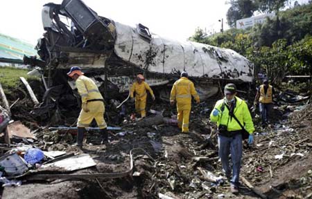 Investigan la escena del accidente fatal en San Raimundo donde 26 personas murieron