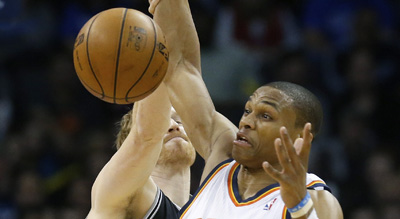 Westbrook impuso su juego en la pintura ante los San Antonio Spurs
