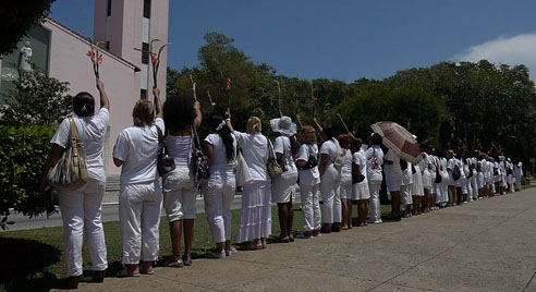 Protesta pública de las Damas de Blanco en La Habana en abril del 2012.