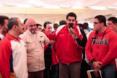 Maduro tomó una yuca y dijo que “media yuca le metió el pueblo de Carabobo a la oligarquía y el 7 de octubre”