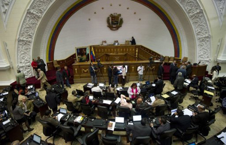 El gobierno venezolano, con el apoyo de la mayoría parlamentaria oficialista se dispone a seguir en funciones más allá del 10 de enero en medio de las protestas de la oposición, a pesar que el presidente Hugo Chávez, gravemente enfermo en La Habana, no podrá tomar posesión ese día. 