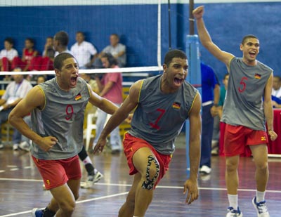 José Rojas (al centro) fue campeón con Miranda en los Juegos Nacionales Juveniles en el 2011 y luego campeón en la Liga Venezolana de Voleibol con Vikingos de Miranda