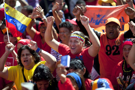 Simpatizantes del presidente de Venezuela Hugo Chávez cantan mientras se congregan para un acto en Caracas el jueves 10 de enero de 2013. 