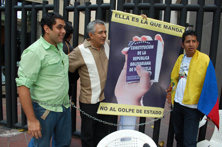 Más de 24 horas llevan estudiantes encadenados a las afueras de la OEA para pedir “se respete la Constitución venezolana” . 