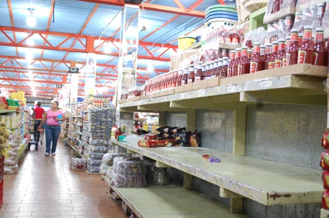 Continúa escasez de alimentos en los anaqueles  