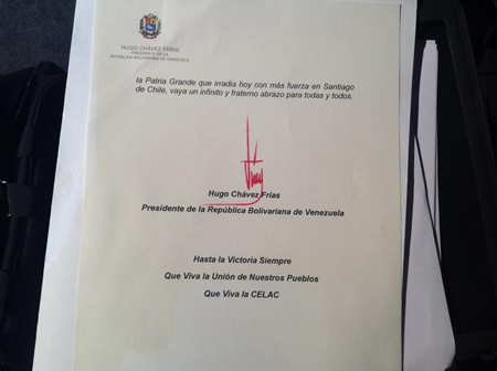 En la imagen se puede detallar la firma del Jefe de Estado venezolano, quien se encuentra en Cuba recuperándose de la operación a la que fue sometido el pasado mes de diciembre de 2012.