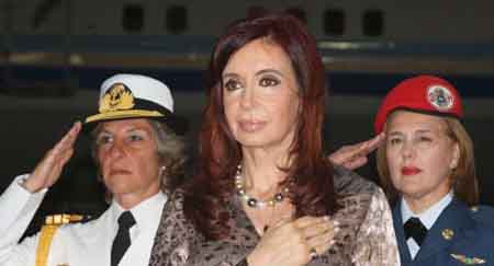 La presidenta de Argentina, Cristina Fernández, arribó este viernes a La Habana para visitar a su par venezolano, Hugo Chávez. 