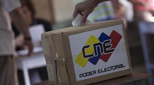 Foto de archivo de un hombre depositando un voto en una estación electoral de Caracas, sep 26 2010