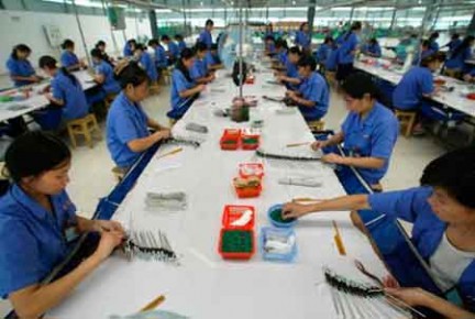 El crecimiento de las manufacturas chinas se aceleró a un máximo de dos años este mes y una pujante Alemania llevó a la economía de la zona euro un paso más cerca de la recuperación 