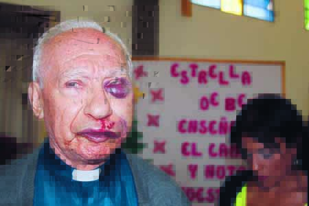 Marcos Robayo, de 80 años, el sacerdote diocesano perteneciente a la Arquidiócesis de Caracas que resultó víctima de una salvaje agresión por parte de antisociales, como lo evidencia su rostro maltrecho, es natural de Cundinamarca, Colombia y tiene más de 30 años de residencia en Venezuela.