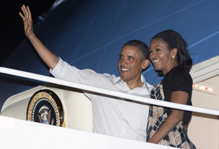 El presidente Barack Obama y la primera dama Michelle Obama abordan el avión presidencial en la Base conjunta Pearl Harbor-Hickam de la Fuerza Aérea en Honolulu, el sábado 5 de enero del 2013, de regreso a Washington.