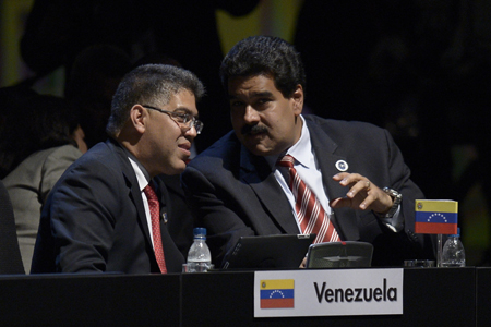 El vicepresidente de Venezuela Nicolas Maduro Moros y el canciller Elías Jaua Milano, en un ameno diálogo en un aparte de la Cumbre de la Celac este domingo en Santiago.