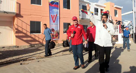 Las casas entregó el vicepresidente Nicolás Maduro Moros en Villa Zoita II son bi-modulares, de 72 metros cuadrados de construcción, con tres habitaciones, un baño, sala, cocina, comedor y área de servicios.