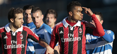 Los jugadores del Milan, encabezados por Kevin-Prince Boateng, se retiran de la cancha en protesta por los insultos racistas