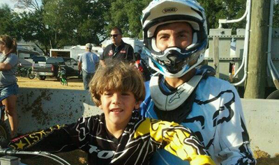 El campeonísimo Michel Sandoval posa con su pequeño Mitchell júnior, ya campeón del motocross como su padre