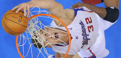 Griffin hace valer su fuerza debajo de los tableros (AP / Mark J. Terrill)