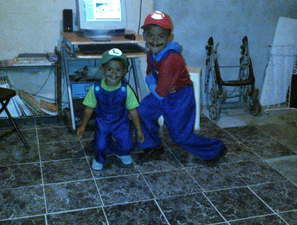 Los hermanitos Franyer y Franwill con sus disfraces de Luigi y Mario Bros. respectivamente.