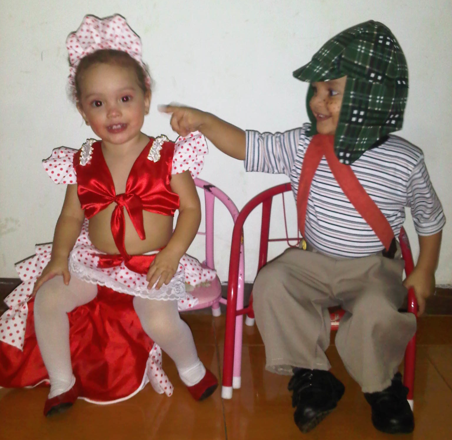 Los hermanitos José Alejandro y Kerly Antonella Reggio como el "Chavo del 8" y la pequeña "Rumbera".