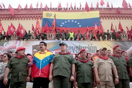 El vicepresidente Maduro con chaqueta tricolor, junto con Diosdado Cabello uniformado de teniente, junto a representantes de los poderes públicos y el alto mando militar.