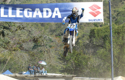 El campeón Carlos Badiali dominó en el comienzo del motocross nacional en Paracotos