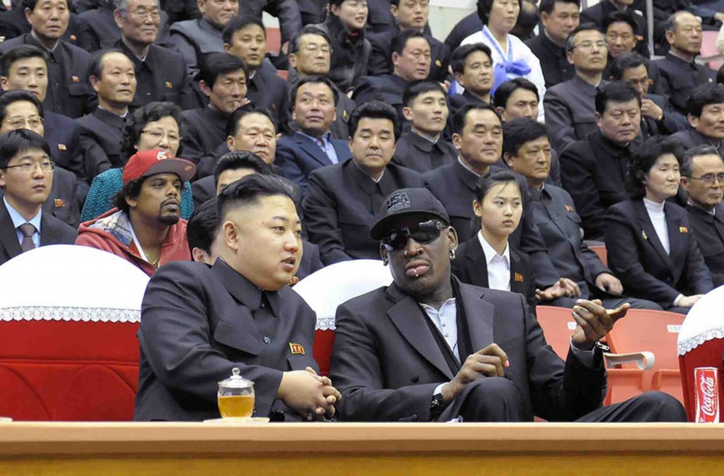 El líder norcoreano, Kim Jong-Un y la ex estrella de la NBA Dennis Rodman habla en un partido de baloncesto en Pyongyang. Foto AFP