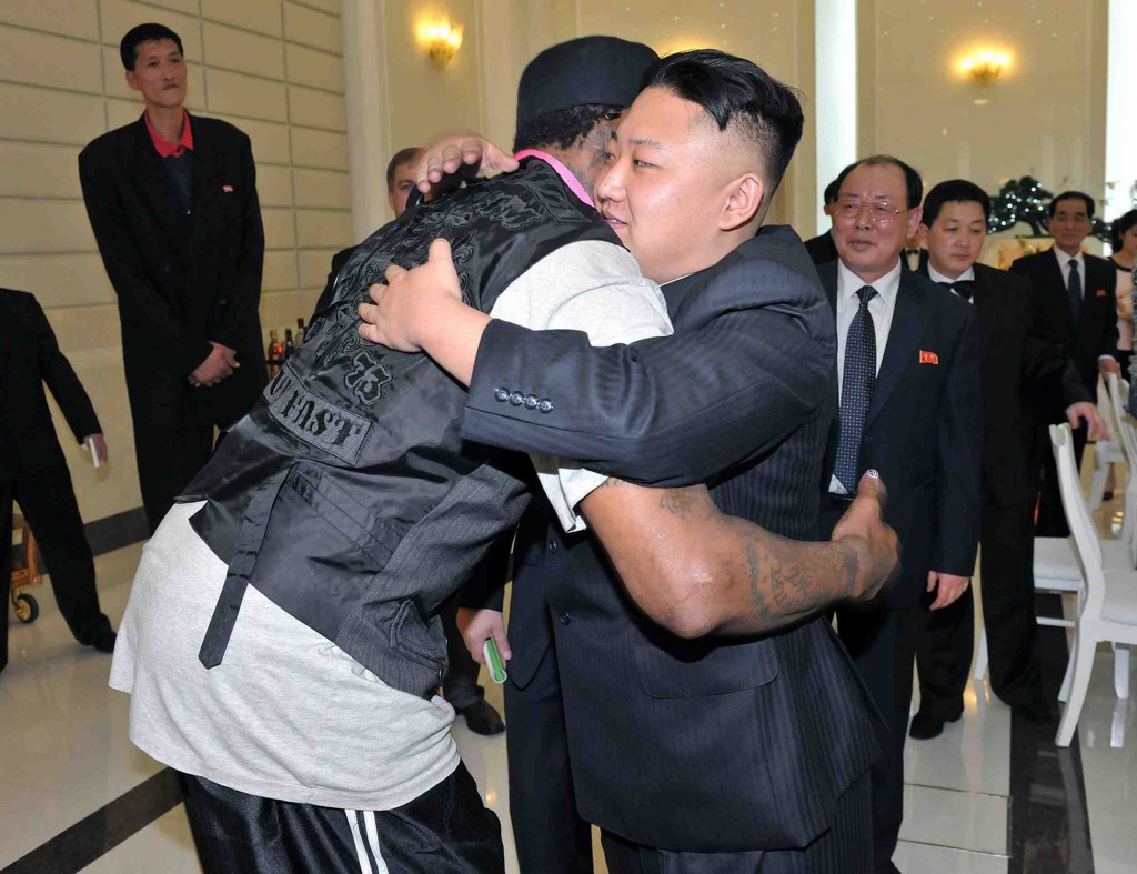 Esta foto del 28 de febrero de 2013 y publicada por la Agencia de oficial de noticias de Corea del Norte (KCNA) muestran a el líder norcoreano, Kim Jong-Un abrazando a la ex estrella de la NBA Dennis Rodman durante una cena en Pyongyang. Foto AFP
