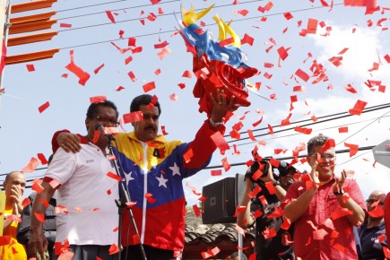 El primer capataz de la cofradía de los Diablos de Yare, Pablo Azuaje, entregó una enorme máscara tricolor de los diablos, que significa la máxima jerarquía del grupo.