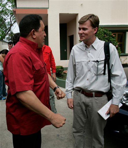 Chávez conversa con el periodista de AP Ian James durante un recorrido por el estado de Apure el 10 de junio del 2007 en Venezuela. James se está yendo de Venezuela luego de ocho años como jefe de la oficina de AP en Caracas y dice que la realidad a veces choca con los ideales socialistas que promueve el mandatario. (AP Photo/Fernando Llano)
