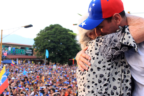 Capriles tú eres el único contrincante a quien el extinto Hugo Chávez, tuvo el detalle de hacerle una llamada telefónica, apenas reconociste que habías perdido las elecciones el 07 de octubre pasado. ¿Es que acaso eso no te dice nada?