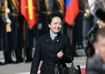 Peng Liyuan, esposa del presidente chino Xi Jinping, sonríe a su llegada al aeropuerto Vnukovo II, en las afueras de Moscú, Rusia.