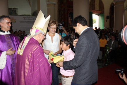 Un aspecto de la ceremonia, con sacerdotes, la gobernadora (e) de Miranda, Adriana D'Elía y el alcalde de Sucre, Carlos Ocariz.