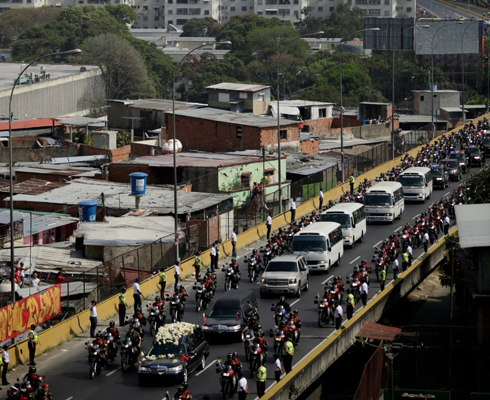 A lo largo de la ruta seguida por la procesión había señales inconfundibles de que la inseguridad no es el único problema de este país de 28 millones de habitantes. Muchos servicios básicos no funcionan más