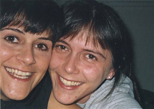 Carmen Tarleton, a la derecha, con su hermana Kesstan Blandin en una foto sin fecha. Tarleton sufrió quemaduras en 80% de su cuerpo cuando su ex esposo le roció lejía industrial y la golpeó con un bate en 2007. Foto AP