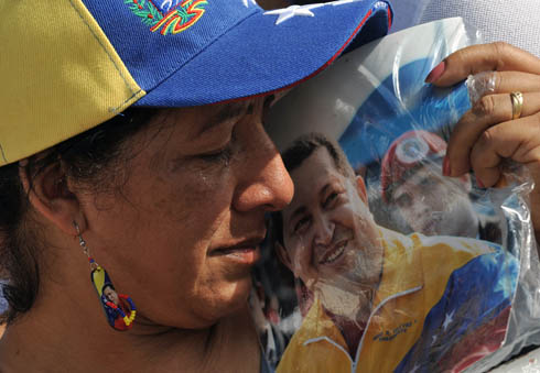 Las lágrimas de muchos de los seguidores de Chávez son sinceras, poderosas, reflejan el dolor de quienes realmente lo aman y que harán lo que él dijo que hicieran, es un mandato casi divino para ellos