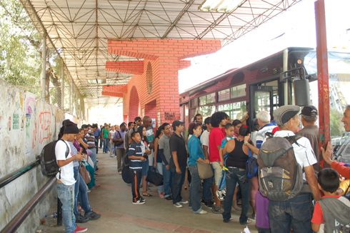 Parada del Metrobus frente al Terminal de Guarenas, abarrotada de pasajeros quienes manifestaban retrasos en la llegada de las unidades. Foto: Giovanni Martínez/LaVoz