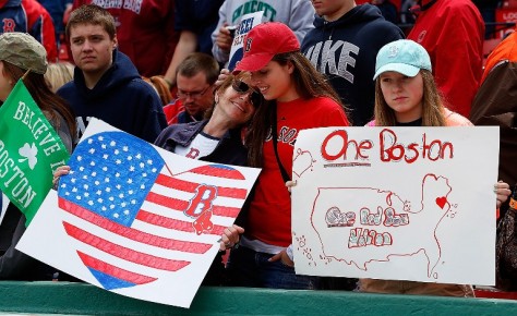 Fanáticos en el Fenway Park realizaron un tributo en honor a las víctimas del atentado en Boston (Foto AFP)