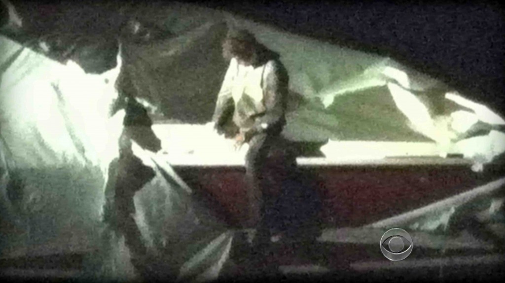 La policía encontró a Dzhokhar Tsarnaev, 19, escondido en un barco en un patio suburbano en Watertown, herido y cansado ​​después de un tiroteo con la policía durante la noche en que fue asesinado su hermano cómplice. (Foto AFP/ CBS)