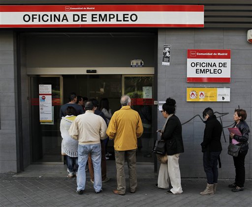 España superó los seis millones de desempleados por primera vez en la historia y disparó la tasa de desocupados al 27,16% en el primer trimestre de 2013, informó el jueves el gobierno. (AP foto/Andres Kudacki)