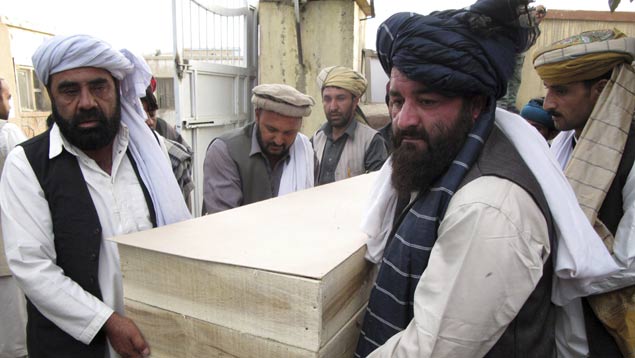 Los insurgentes secuestraron ayer a diez afganos que estaban trabajando en tareas de desminado, según informó ayer a medios una fuente oficial