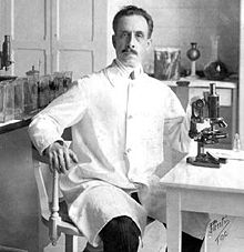 La enfermedad fue nombrada en honor al médico e investigador brasileño Carlos Chagas, quien la describió por primera vez en 1909. 