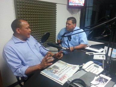 Douglas Tineo, secretario general de Bandera Roja en el estado Miranda, con el periodista Emilio Materán, en el programa “Almorzando con Emilio”