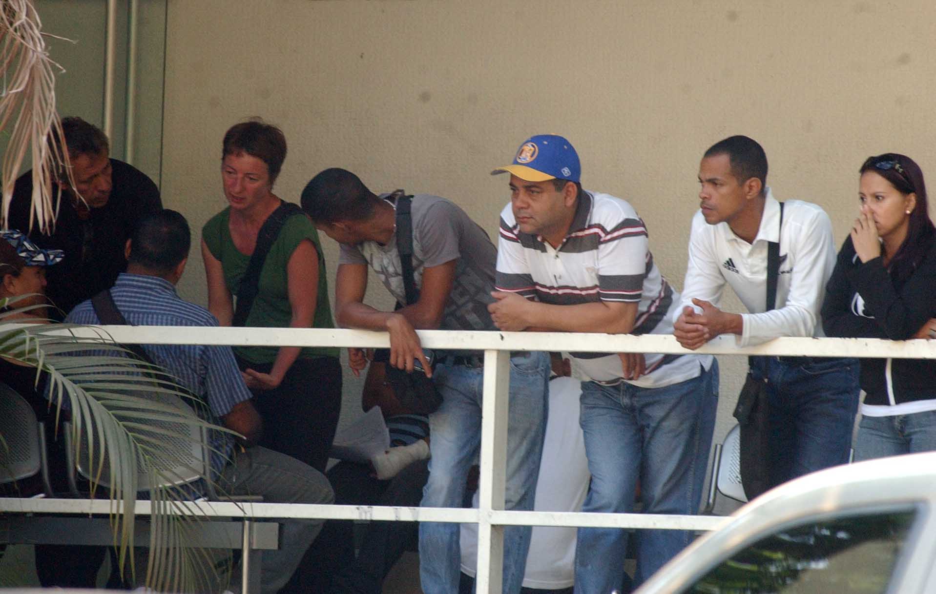 Familiares de víctimas de la violencia, esperando en la morgue de Bello Monte por la entrega de los cuerpos. 