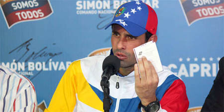 El líder de la oposición, Henrique Capriles Radonski, señala que Nicolás Maduro Moros, juramentado en la AN como Presidente Constitucional, "es un mandatario ilegítimo".