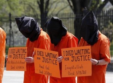  En la imagen, activistas protestan frente a la Casa Blanca exigiendo al presidente estadounidense Barack Obama que cierre la prisión de Guantánamo, en Washington, el 11 de abril de 2013.