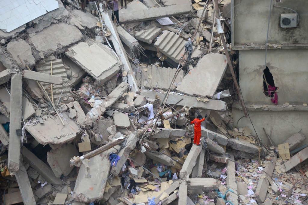 La policía dijo que el propietario del edificio, el político local Mohamed Sohel Rana, había sido informado de peligrosas rajas el martes.