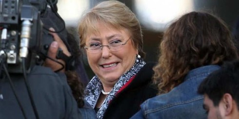 La expresidenta chilena Michelle Bachelet, que postula a las elecciones de noviembre, anunció este lunes una reforma tributaria para financiar la educación 