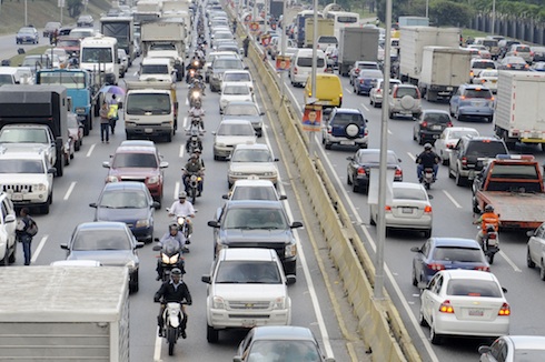 Leyenda: Los ingenieros Víctor Barrios y Kenic Navarro señalan que en Caracas de cada 100 carros, 90 son de uso particular y trasladan un promedio de 1.5 personas por vehículo